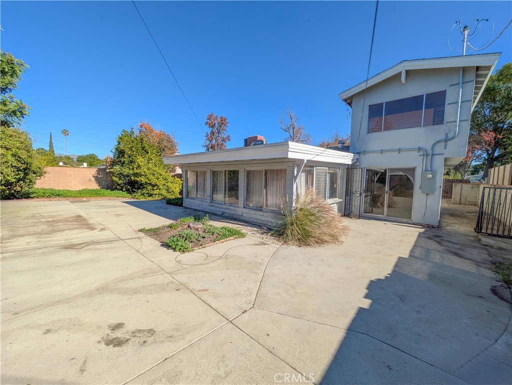 Main image without alt text