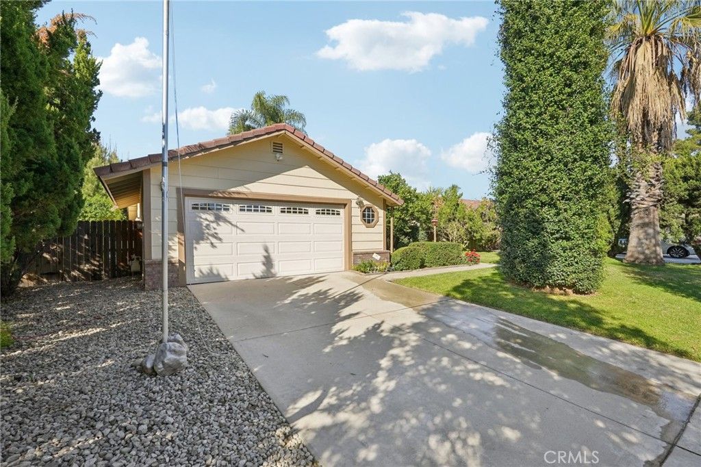 Photo of 1011 Gail Ave, Redlands, CA 92374 (MLS # IV26056279)