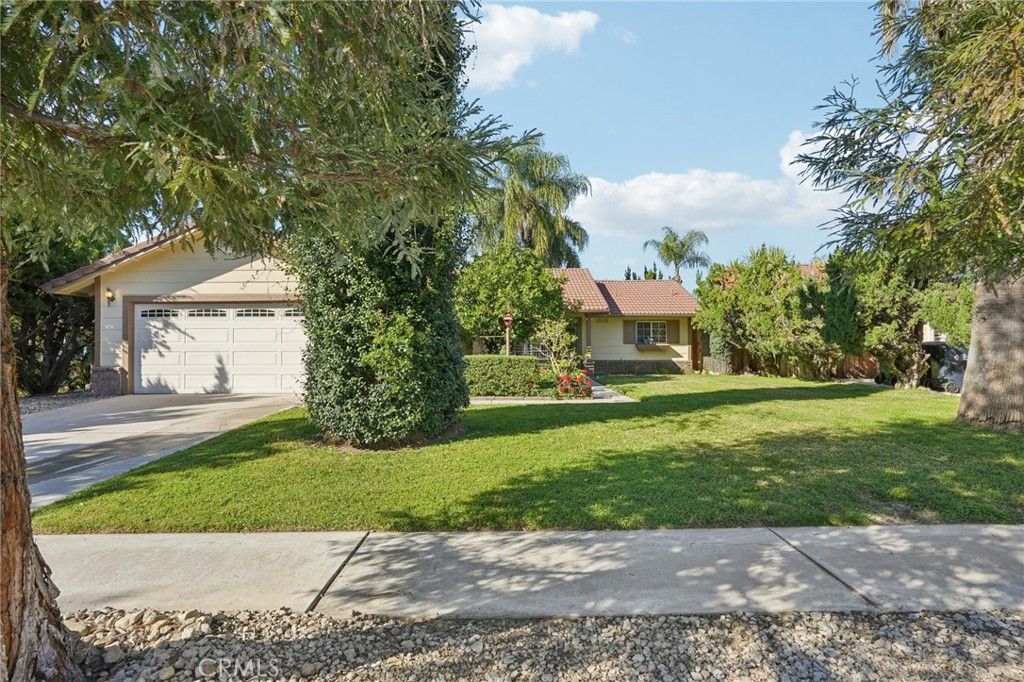 Photo of 1011 Gail Ave, Redlands, CA 92374 (MLS # IV26056279)