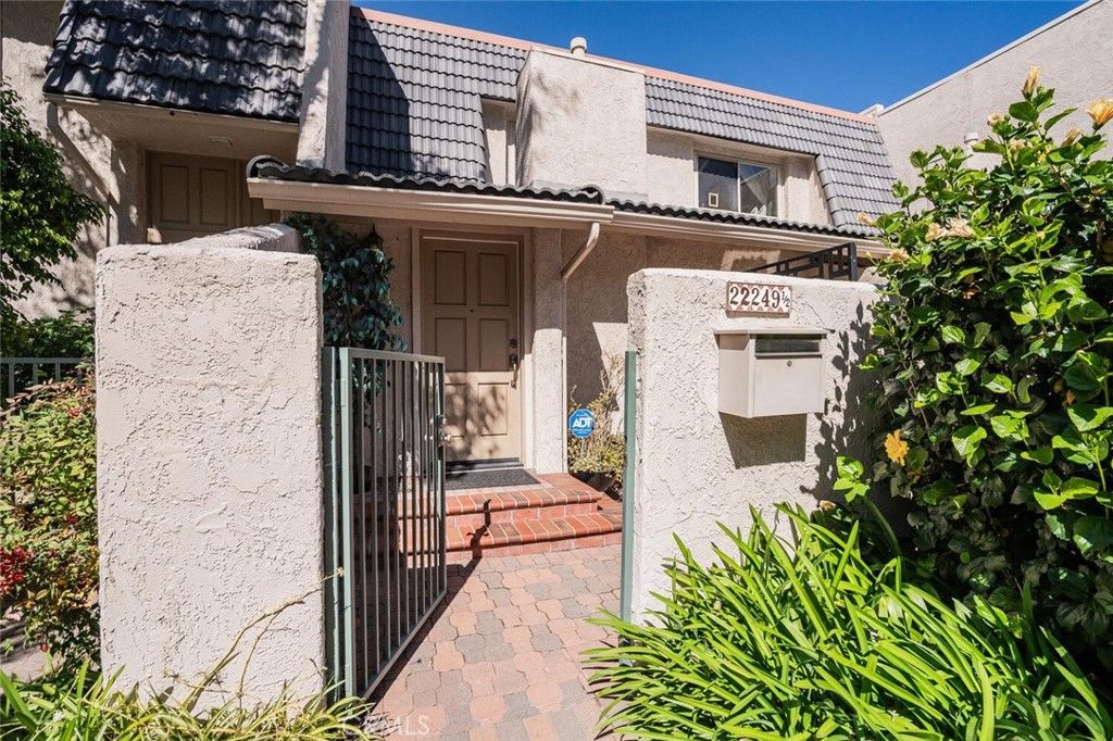 Photo of 22249 Erwin St, Woodland Hills, CA 91367 (MLS # SR26056836)