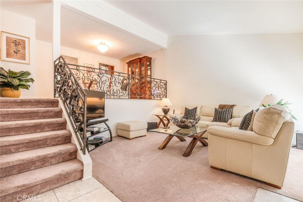 Photo of 22249 Erwin St, Woodland Hills, CA 91367 (MLS # SR26056836)