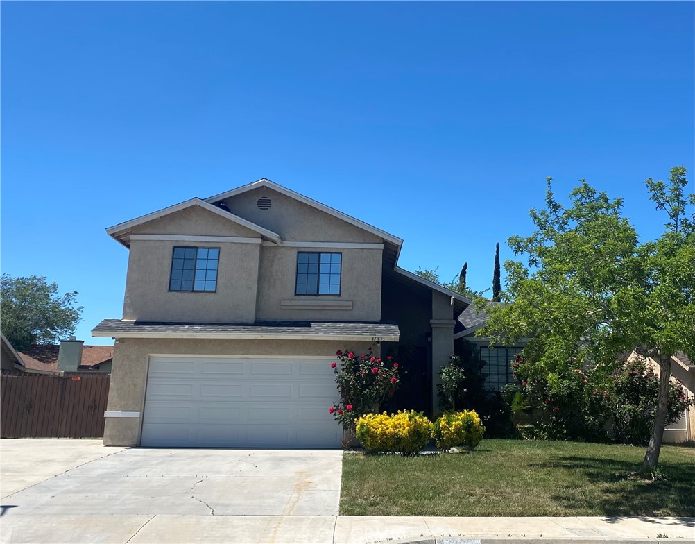 Tri-level home in cul-de-sac is in move in condition. This house has 4 bedrooms - all bedrooms are upstairs, 2.5 baths, large kitchen, formal dining and living areas, plus cozy family room with woodburning fireplace. Huge yard, paved RV Access, balcony and block walls. Laminate flooring in bedrooms, stairs and hallway.