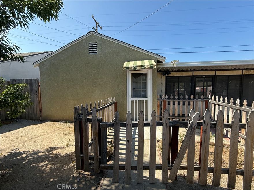 Within walking distance to University of Redlands, this lovely ADU/Studio has its own private entrance, kitchen and bathroom.  Laundry is available in the common area.