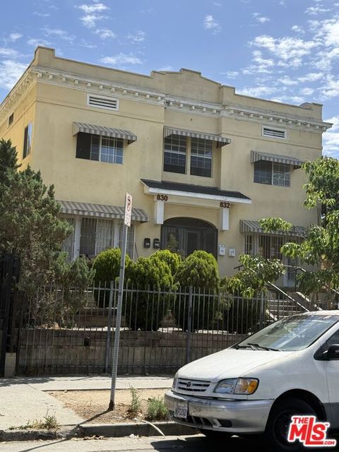 Photo of 832 S Catalina Street, Los Angeles, CA 90005 (MLS # 26828225)