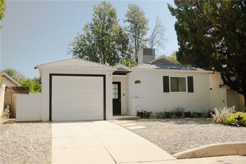 Photo of 5754 Satsuma Avenue, North Hollywood, CA 91601 (MLS # WS25192117) Photo of 5754 Satsuma Avenue, North Hollywood, CA 91601 (MLS # WS25192117)