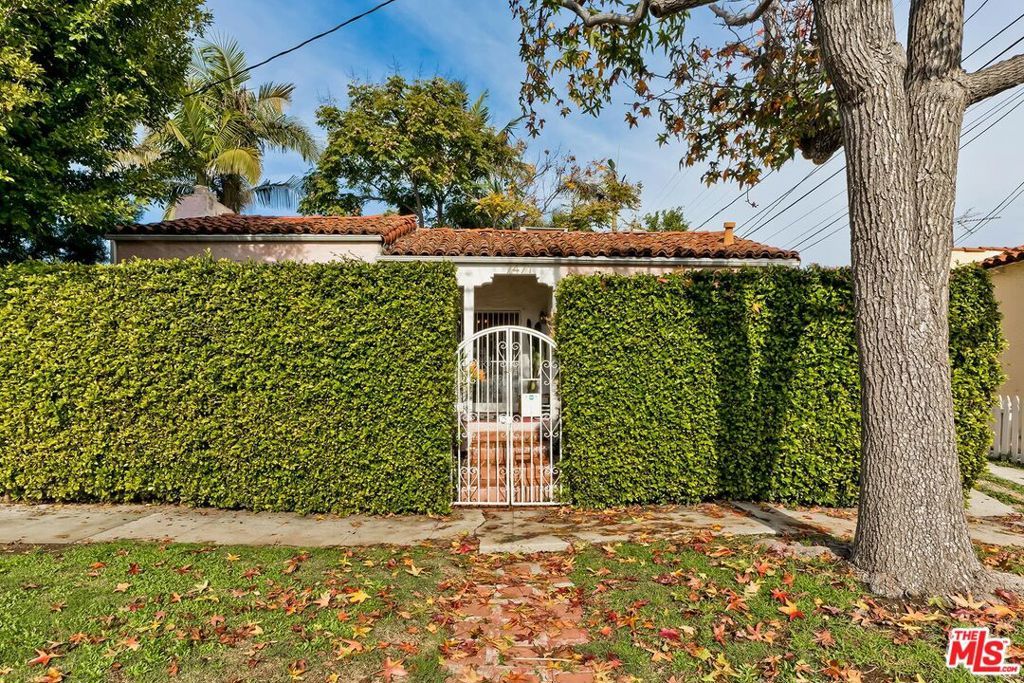 Photo of 7471 Clinton Street, Los Angeles, CA 90036 (MLS # 26642467)