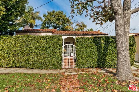 Photo of 7471 Clinton Street, Los Angeles, CA 90036 (MLS # 26642467)