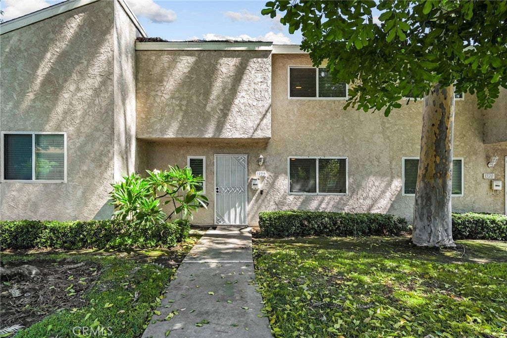 1322 N Elderberry Avenue