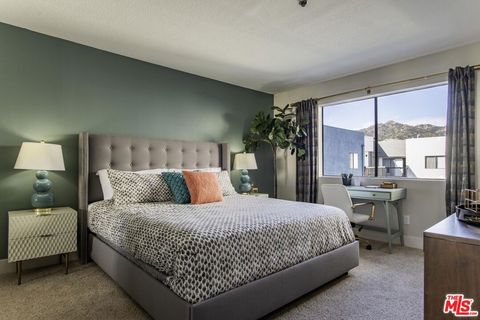 Photo of 1425 N Alta Vista Boulevard, Los Angeles, CA 90046 (MLS # 26636177)