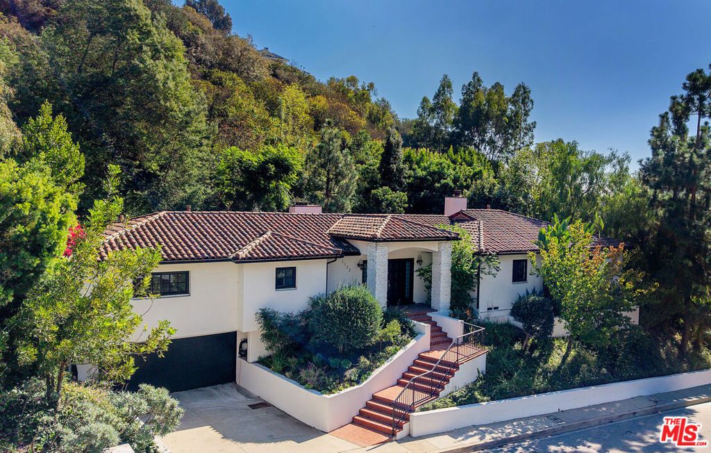 Photo of 1132 Chantilly Road, Los Angeles, CA 90077 (MLS # 25616731)