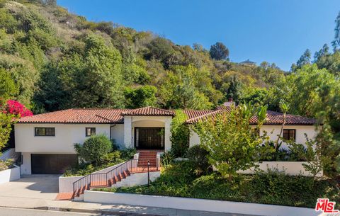 Photo of 1132 Chantilly Road, Los Angeles, CA 90077 (MLS # 25616731)