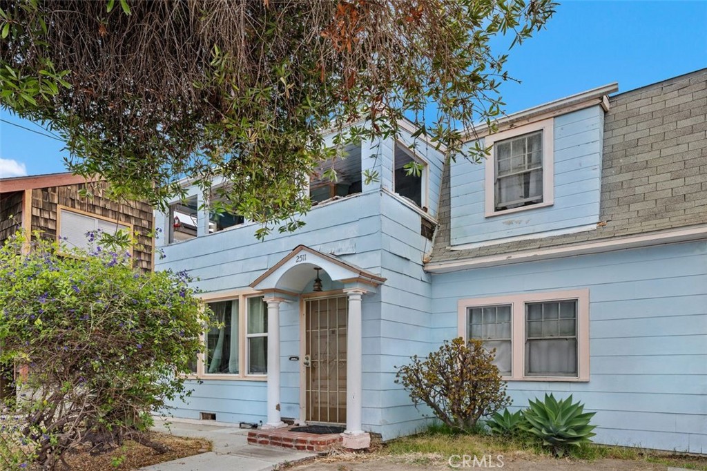 Prime Santa Monica Location! Triplex. West of Lincoln in the coveted Ocean Park neighborhood.
Just a few Blocks to the beach. Close to Main Street. Enjoy shopping, restaurants, and more.
The owner's unit is a two-level single-family home with three bedrooms and two bathrooms, will be delivered vacant. It features a spacious backyard. Unit two is an upstairs two-bedroom, one bath with a balcony overlooking the backyard. The third unit is a one-bedroom, one bath, which is currently vacant. This is a great opportunity to invest in the Santa Monica rental market or development a new project.
This is an A+ location with massive potential.
