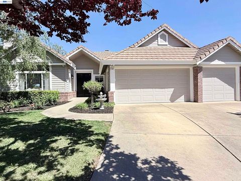 Photo of 496 Montori Ct Ct, Pleasanton, CA 94566 (MLS # 41129660)