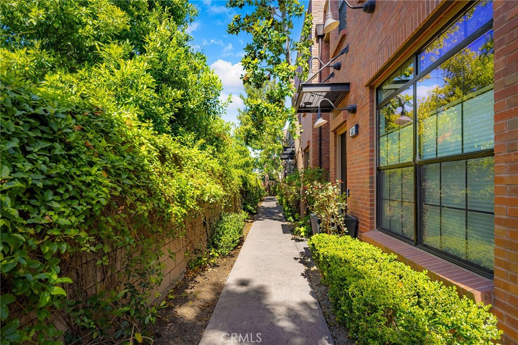 551 W Maple Ave