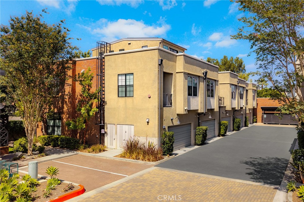 551 W Maple Ave