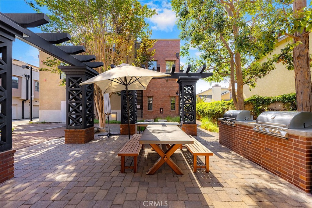 551 W Maple Ave