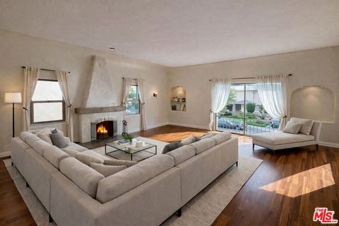 Photo of 1227 S Ridgeley Drive #(Upper), Los Angeles, CA 90019 (MLS # 26640903)