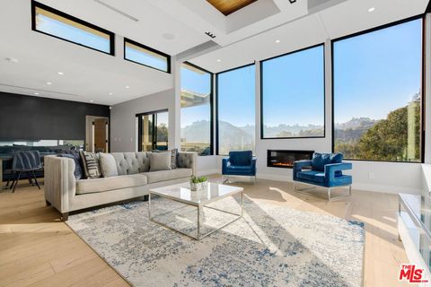 Photo of 2515 Thames Street, Los Angeles, CA 90046 (MLS # 25615467)