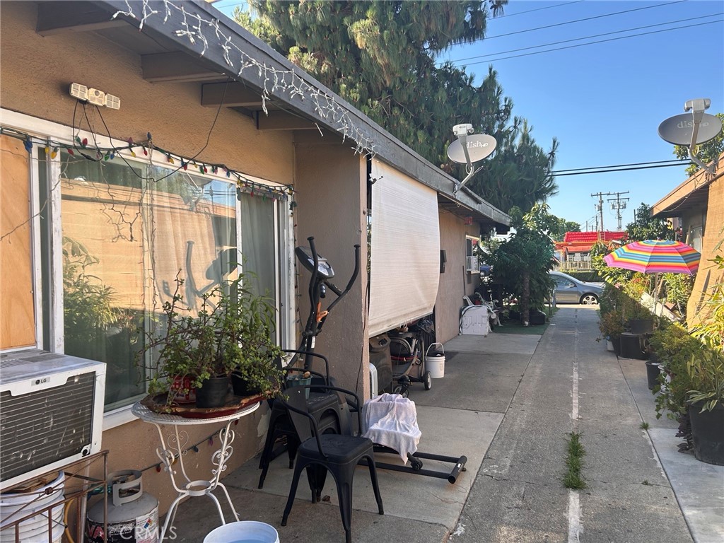 This property at 2718 W. McFadden Avenue appears to be a textbook example of a turnkey investment with long-term upside. The unit mix—four identical 2-bed/1-bath—is ideal for stable cash flow, and the fact that four units have upgraded kitchens and bathrooms.
All four units have their own Electric and gas meter, and a carport.
If you’re planning to hold this long-term, it’s the kind of asset that can quietly build wealth year after year.