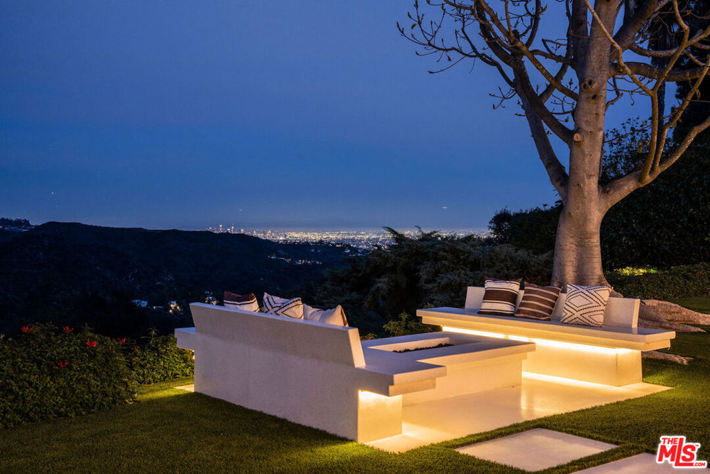 2262 Stradella Road