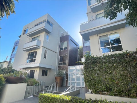 Photo of 1411 N Detroit ST #408, Los Angeles, CA 90046 (MLS # CV26202522)