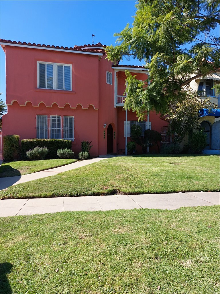 Charming 3 Bed / 2 Bath in Prime 90019 – Hardwood Floors, Spacious Layout
Welcome to your new home in the heart of 90019! This beautifully maintained 3-bedroom, 2-bathroom residence features gorgeous hardwood floors throughout, an open and spacious layout perfect for comfortable living and entertaining, and ample natural light.
Enjoy a well-equipped kitchen, generously sized bedrooms, and bathrooms. Located in a highly desirable neighborhood with easy access to shopping, dining, and major freeways.
Don’t miss out on this rare opportunity—schedule a tour today!