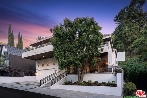 Photo of 9836 Yoakum Drive, Beverly Hills, CA 90210 (MLS # 25589651)