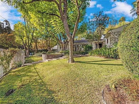 Photo of 18000 Karen Drive, Encino, CA 91316 (MLS # SR26119108)