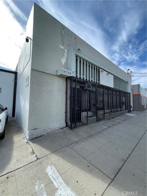 Photo of 14750 Arminta Street, Panorama City, CA 91402 (MLS # SR25251992)