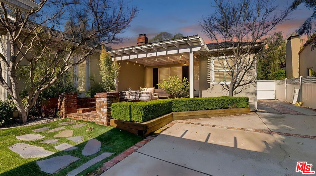 Photo of 11350 Albata Street, Los Angeles, CA 90049 (MLS # 26655341)