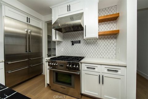 Tiny photo for 810 El Redondo Avenue, Redondo Beach, CA 90277 (MLS # SB25220734)