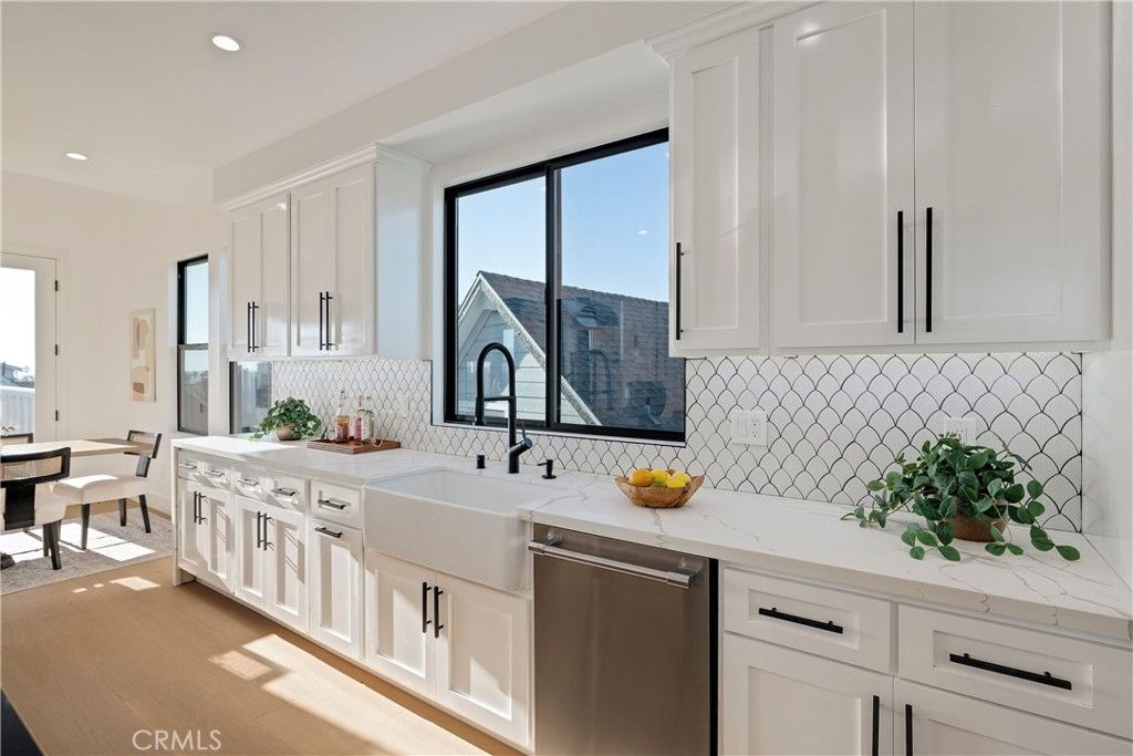 Photo of 810 El Redondo Avenue, Redondo Beach, CA 90277 (MLS # SB25220734)