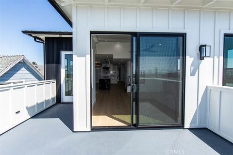 Tiny photo for 810 El Redondo Avenue, Redondo Beach, CA 90277 (MLS # SB25220734)