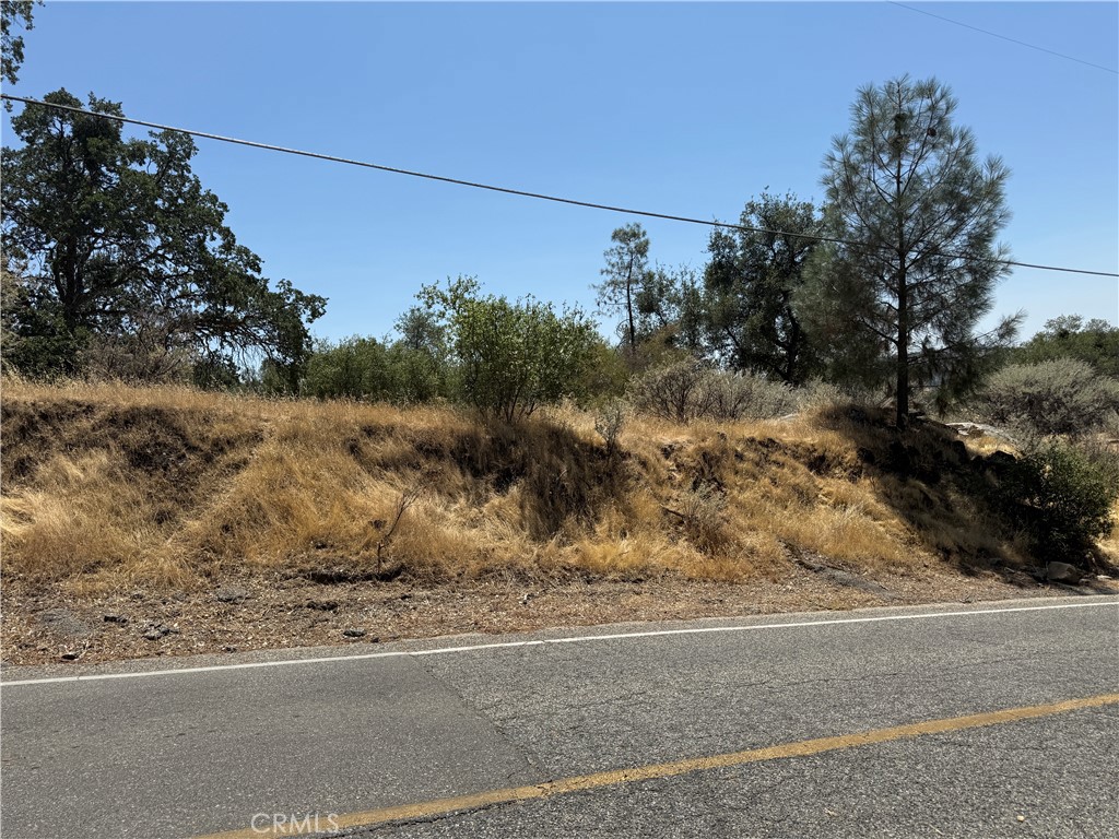 Looking to build a new home? This beautiful lot is an excellent spot for your new home site on 1.37+/- acres. Lovely Oak trees, rock
outcropping creek make this parcel even more beautiful! Enjoy the peace of nature while being close to amenities like parks, hiking trails, community pool, tennis courts and more. This lot is located in the Yosemite Lakes Park, just 35 minutes to Fresno. Don't miss this chance to build your perfect home in a stunning location!