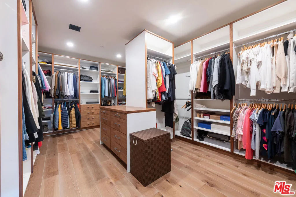 Encino, California 91316, United States, 5 Bedrooms Bedrooms, ,6 BathroomsBathrooms,Residential,Active,201570