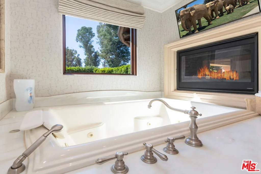 Encino, California 91316, United States, 5 Bedrooms Bedrooms, ,6 BathroomsBathrooms,Residential,Active,201570