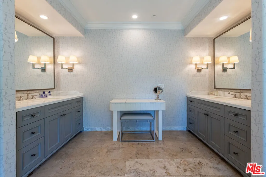 Encino, California 91316, United States, 5 Bedrooms Bedrooms, ,6 BathroomsBathrooms,Residential,Active,201570