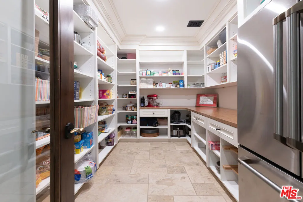 Encino, California 91316, United States, 5 Bedrooms Bedrooms, ,6 BathroomsBathrooms,Residential,Active,201570