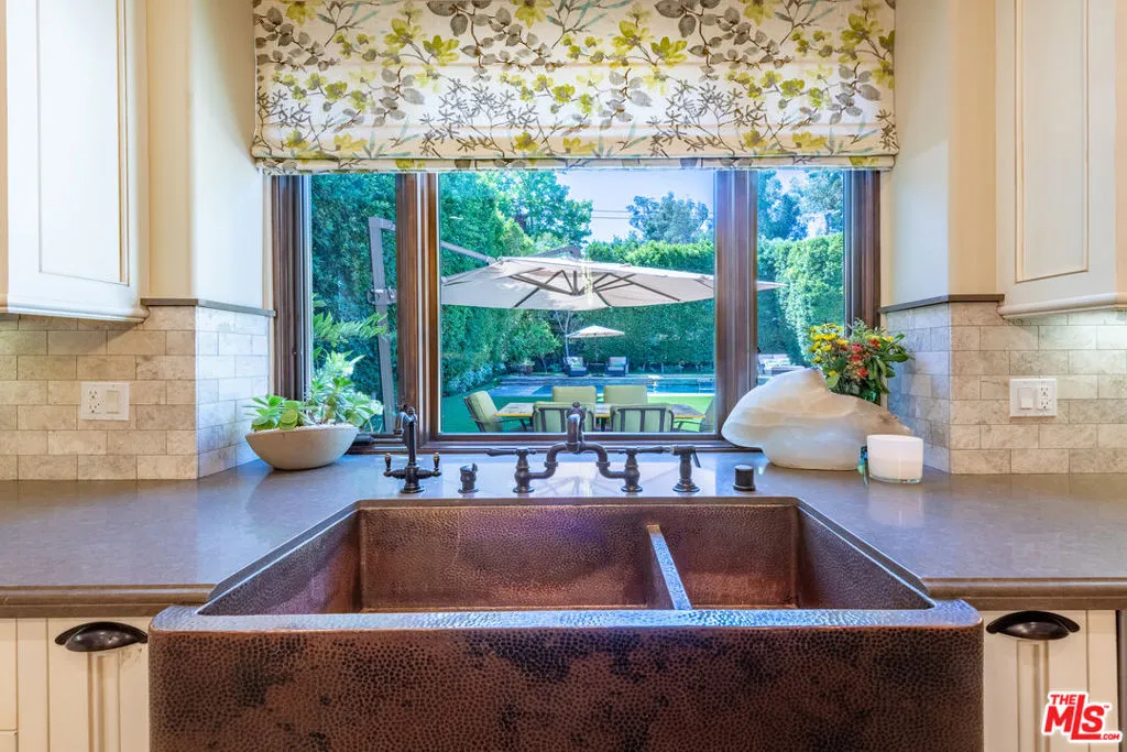 Encino, California 91316, United States, 5 Bedrooms Bedrooms, ,6 BathroomsBathrooms,Residential,Active,201570