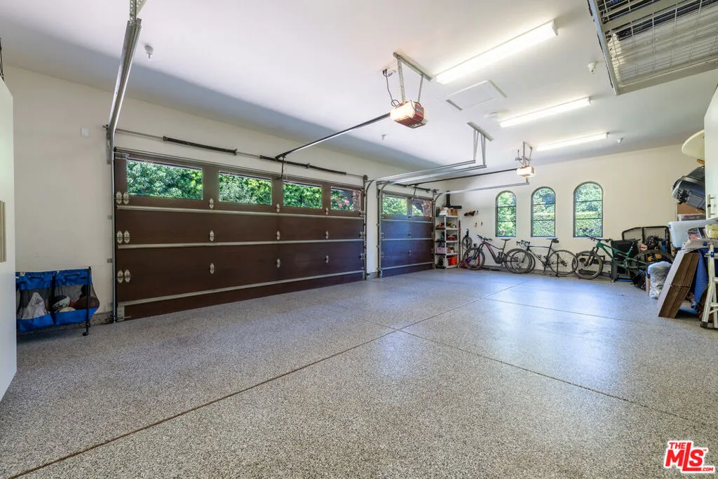 Encino, California 91316, United States, 5 Bedrooms Bedrooms, ,6 BathroomsBathrooms,Residential,Active,201570