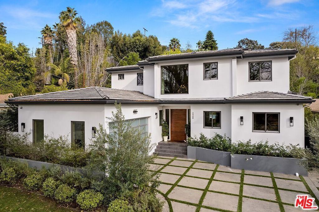 Photo of 2408 Castle Heights Avenue, Los Angeles, CA 90034 (MLS # 25627491)