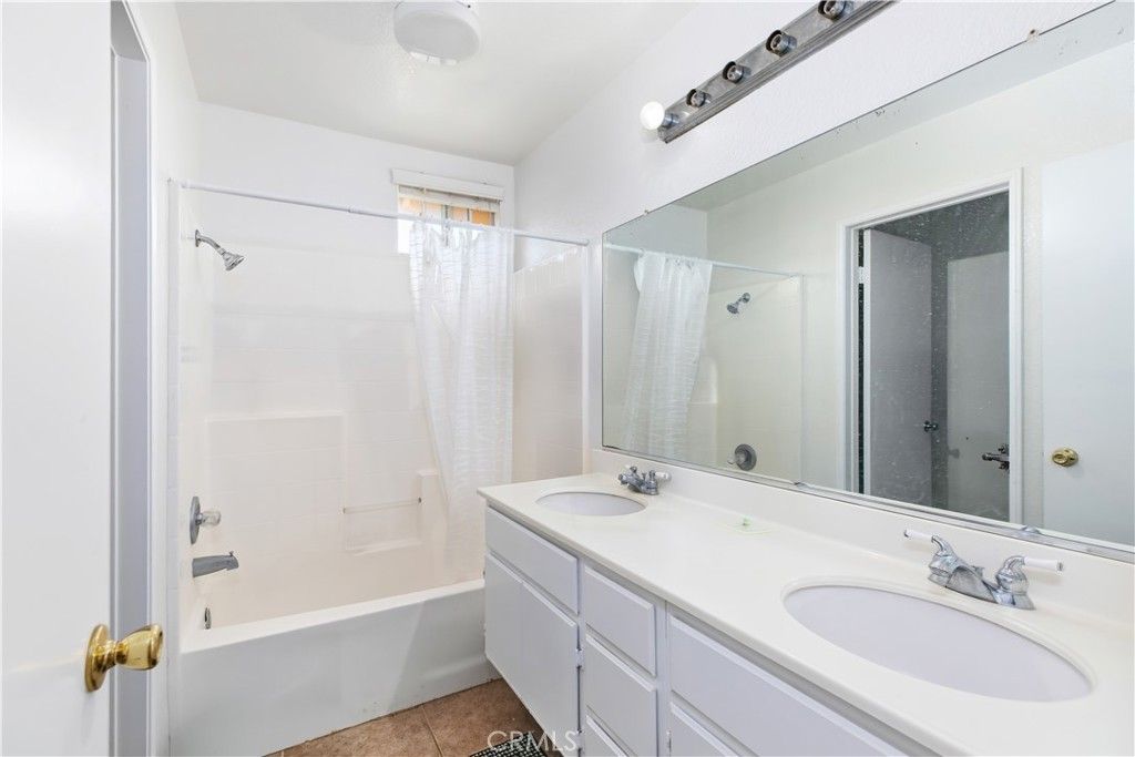 listing image 130723647895822025391