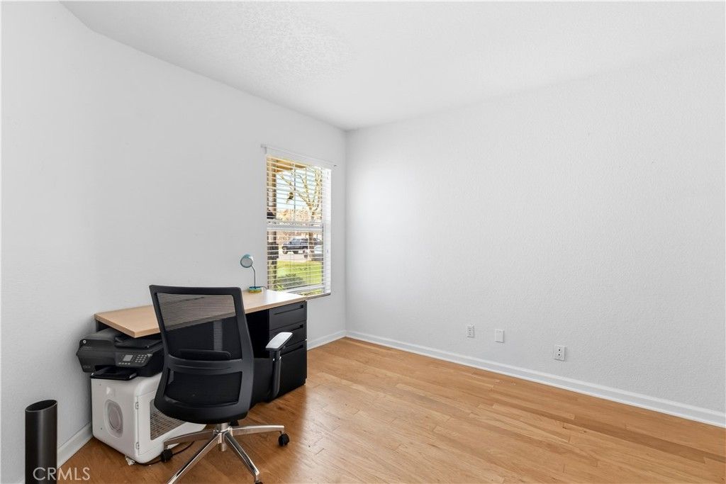 listing image 130726384600918563579