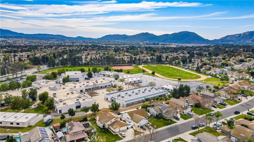 listing image 130725316782594756437