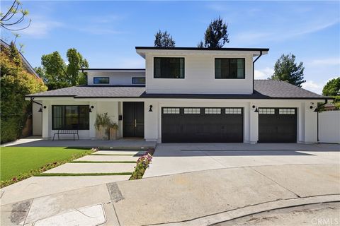 Photo of 13130 Albers St, Sherman Oaks, CA 91401 (MLS # SR26089221)