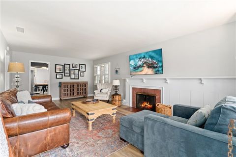 Photo of 714 Heliotrope AVE, Corona Del Mar, CA 92625 (MLS # NP26116087)