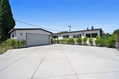 Photo of 837 S Magnolia Avenue, Anaheim, CA 92804 (MLS # NP25142100)