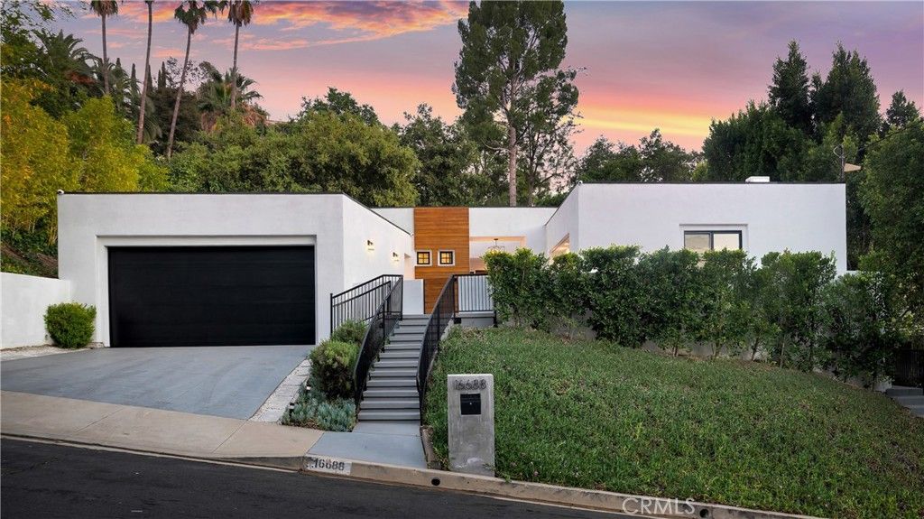 Photo of 16688 Oldham Street, Encino, CA 91436 (MLS # SR26049682)