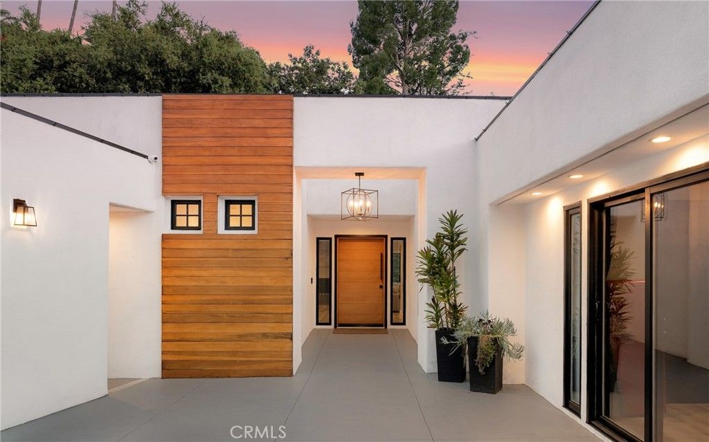 Photo of 16688 Oldham Street, Encino, CA 91436 (MLS # SR26049682)