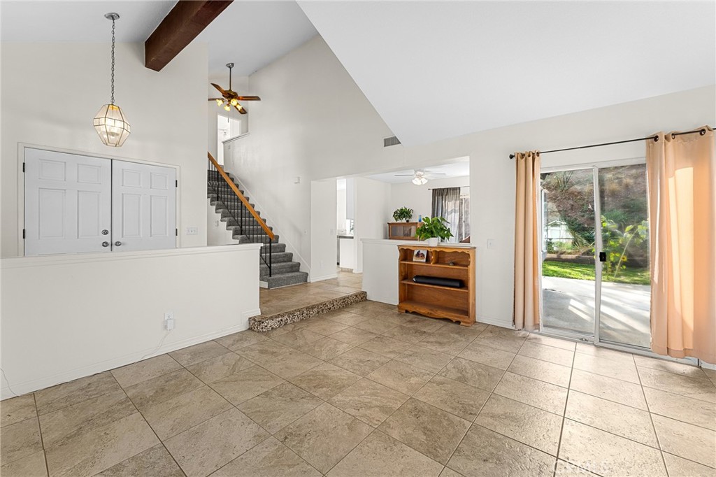 22933 De Berry Street